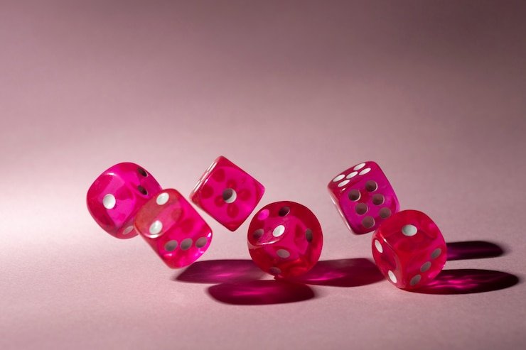 Domino QQ live table showing four tiles dealt and hand arrangement UI on piringtoto login